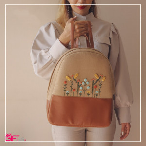 کوله‌پشتی صندوقی نمد وچرم طرح گلدوزی رستن
